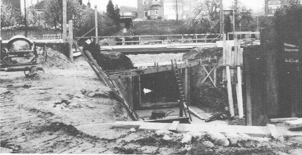 Der Betonkasten für den neuen Tunnel am Bahnhof (1973).