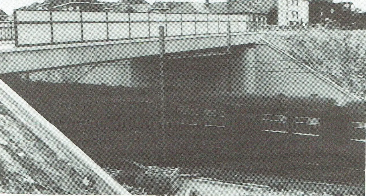 Die verbreiterte Bahnbrücke in der Kosterstraat (1974).