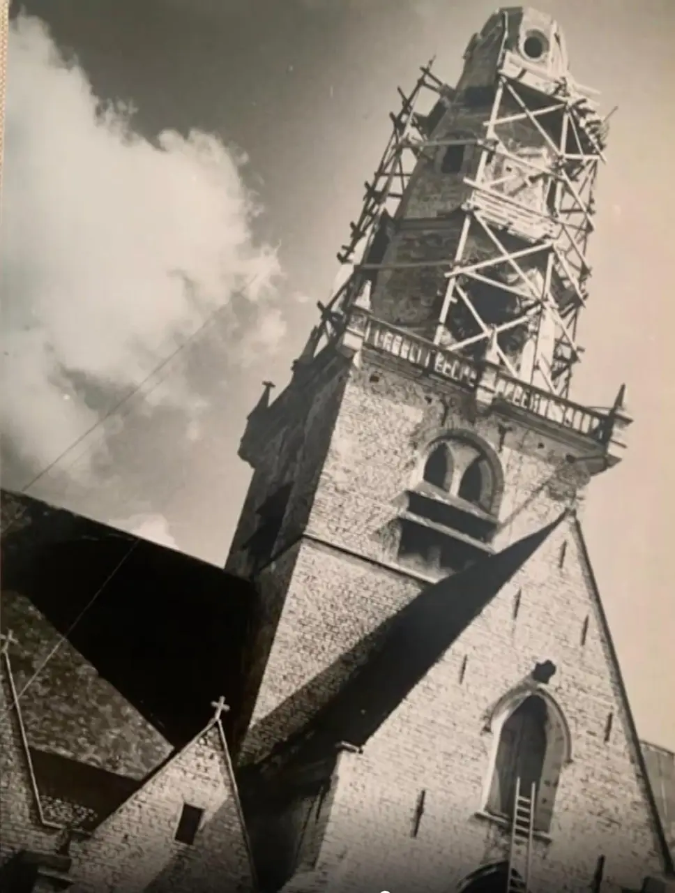 Foto uit die tijd van de kerktoren in de stellingen.