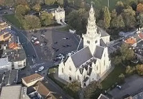 Luchtfoto van de Sint-Katarinakerk en het dorpsplein.