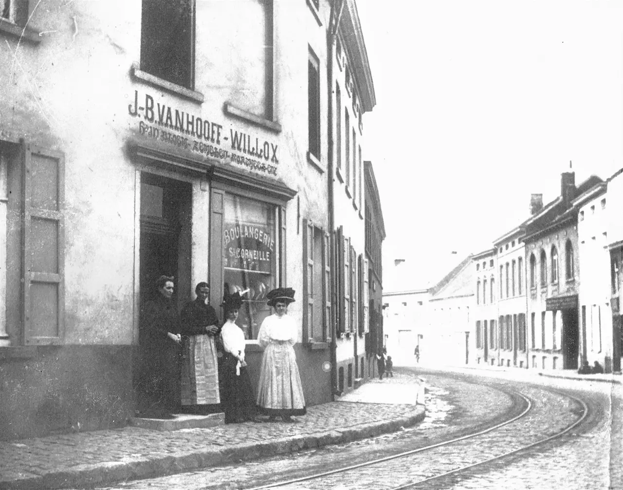 Oude foto: de bakkerij J.-B. Vanhooff-Willox, ‘Boulangerie St-Corneille’, met vier vrouwen aan de deur.