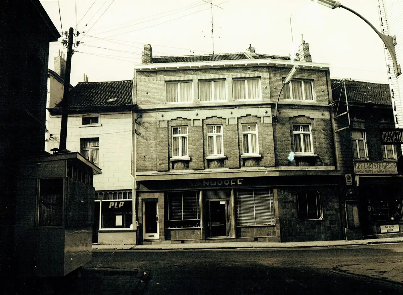 Altes Foto: die Fassade der Bäckerei Vanhooff mit dem Schriftzug Vanhooff über dem Laden.