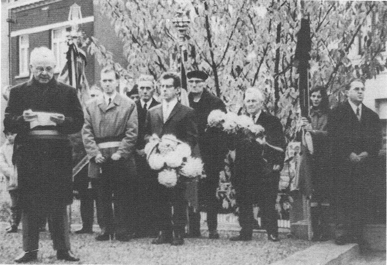 Oudstrijders bij het gedenkteken voor de gesneuvelden (1970).