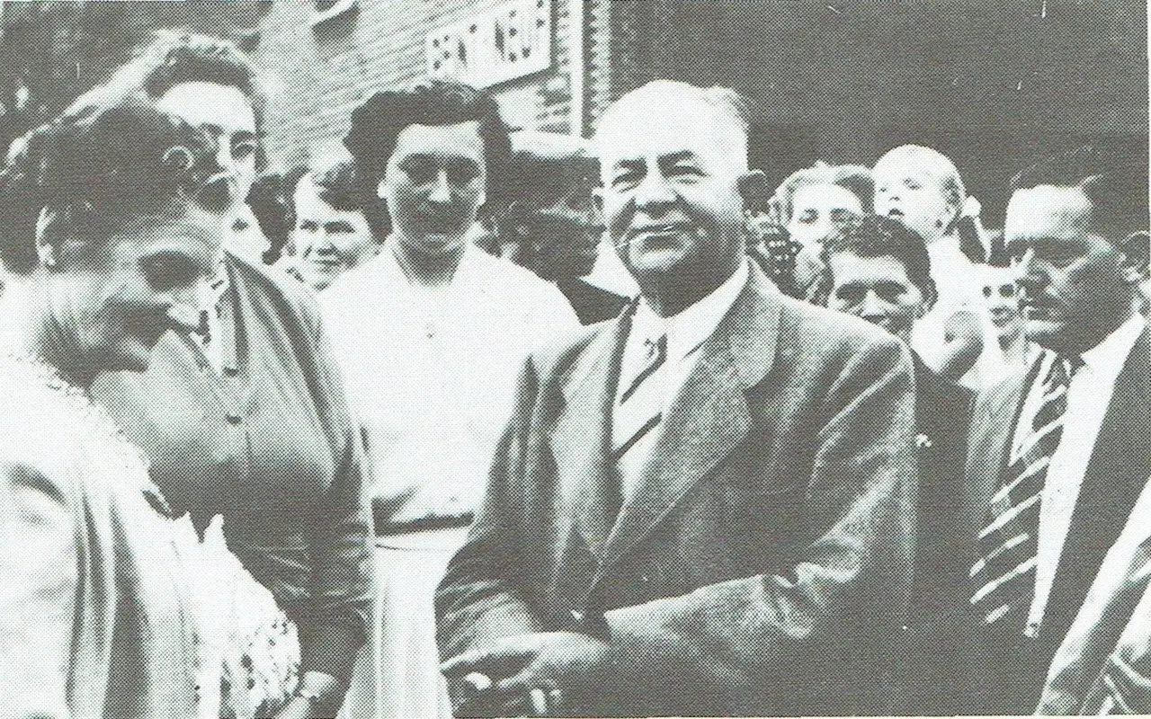 De Socialistische Vooruitziende Vrouwen met stichter Frans De Geyndt (1956).