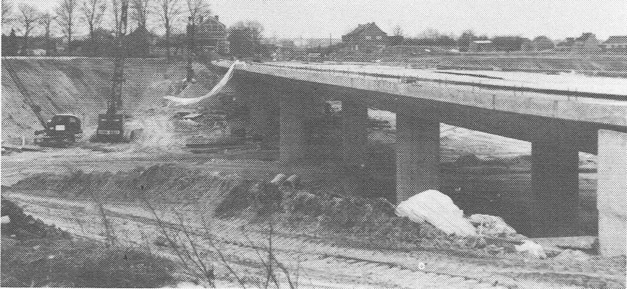 De verlegde Haachtsesteenweg met de nieuwe brug bij de begraafplaats (1974).