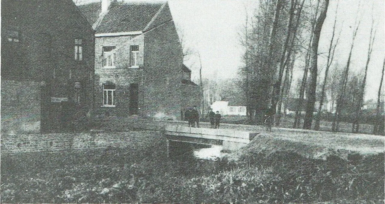De «Boschbrugge» over de Woluwe op Diegem-Hoek, aan het einde van de Tenaertslaan; achteraan de pelsenmakerij op de plaats van de vroegere Broekmolen.