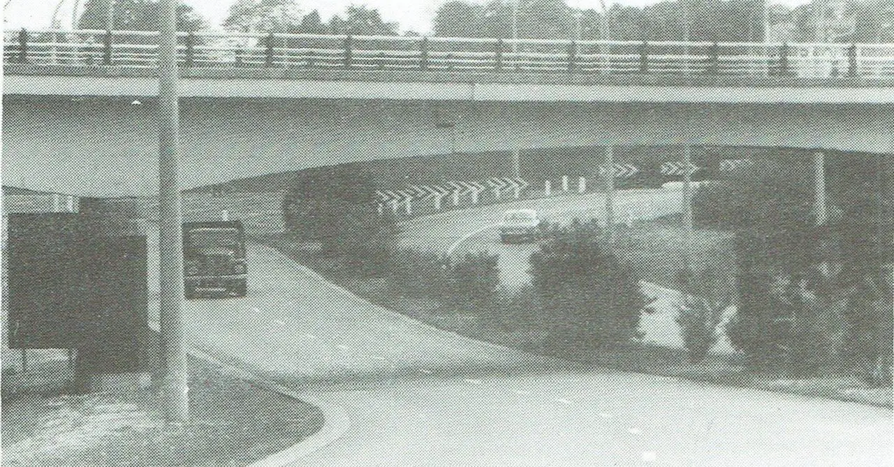 De eerste autoweg naar de luchthaven slingerde rond een grasberm, waarin de Woluwe rustig verder stroomde.