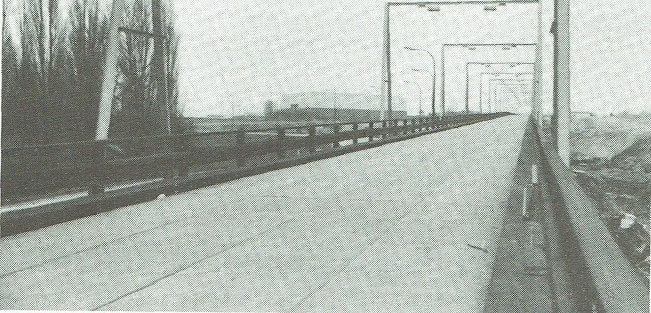 Tijdelijk viaduct over de Woluwelaan als omleiding van de autosnelweg naar de luchthaven (1972).