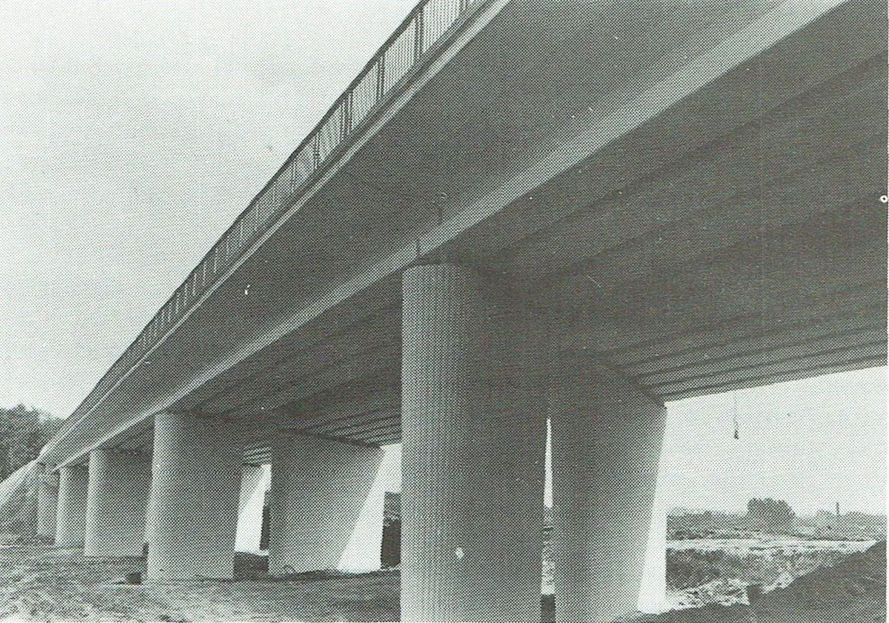 Staal en beton: de pijlers van de brug over de Woluwelaan.