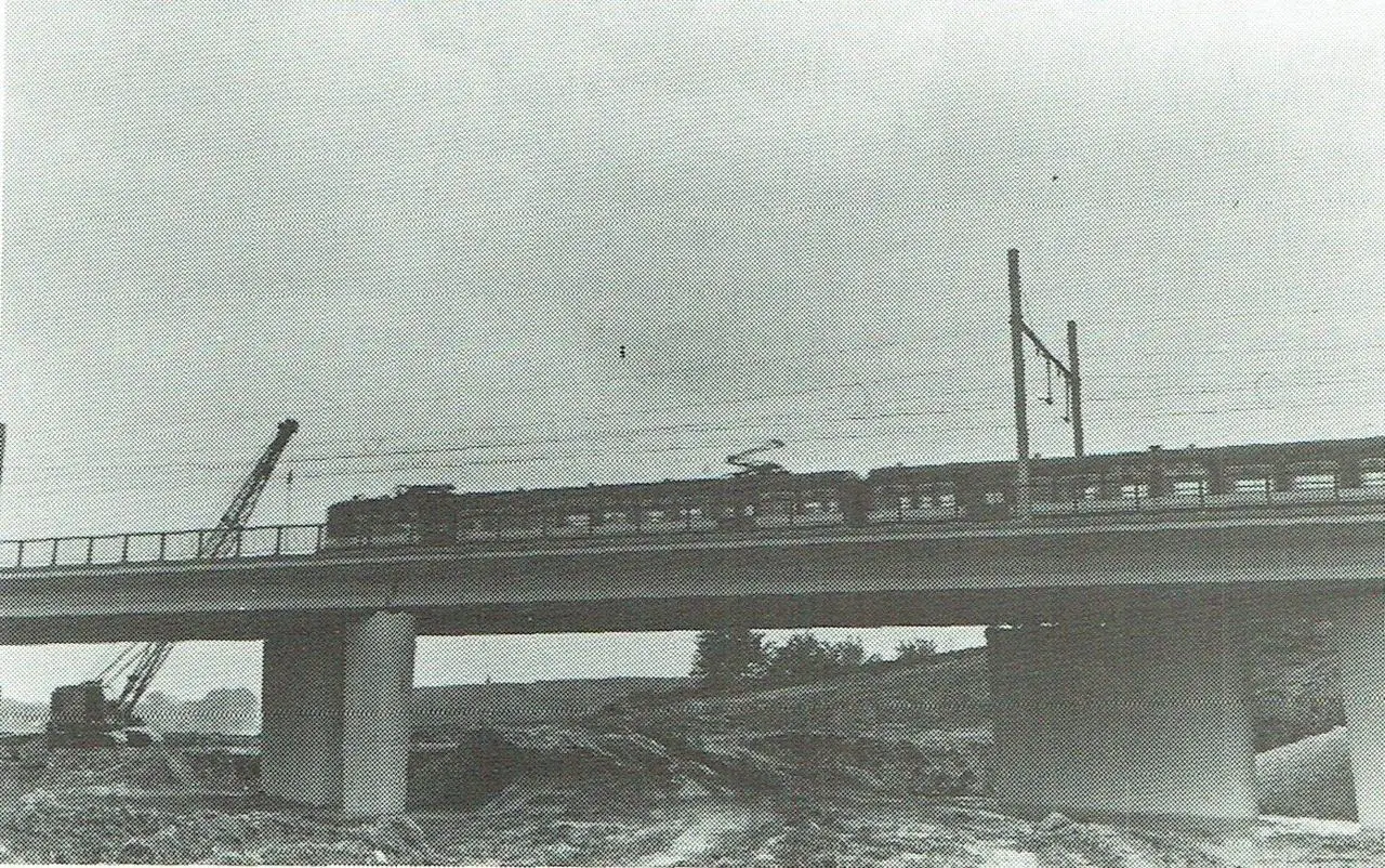 Nieuwe spoorwegbrug over de Woluwelaan in aanleg (1974).