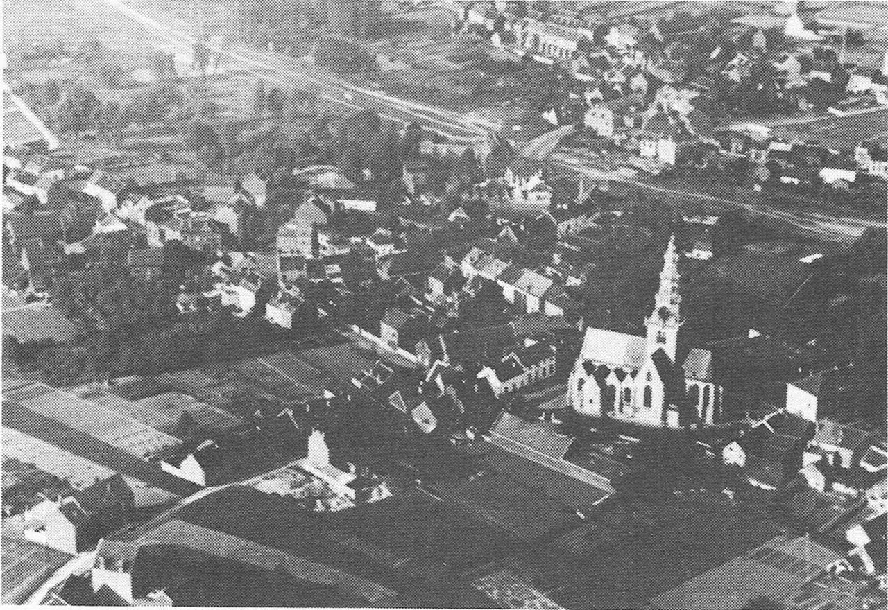 Luchtfoto uit 1937; bovenaan herken je het tracé van de latere Woluwelaan.