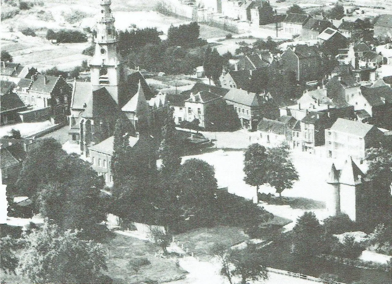 Vue aérienne de 1968, avec les sablières à l'arrière-plan.